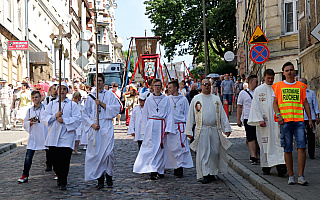 Tłumy wiernych przeszły ulicami Olsztyna w procesji Bożego Ciała [ZDJĘCIA, WIDEO]